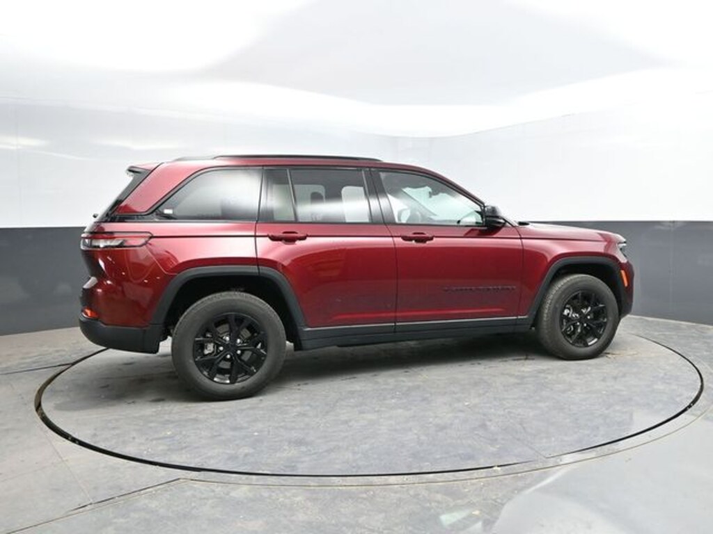 Used 2025 Jeep Grand Cherokee Altitude SUV