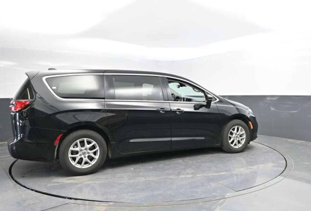 Used 2024 Chrysler Pacifica Touring L Minivan/Van