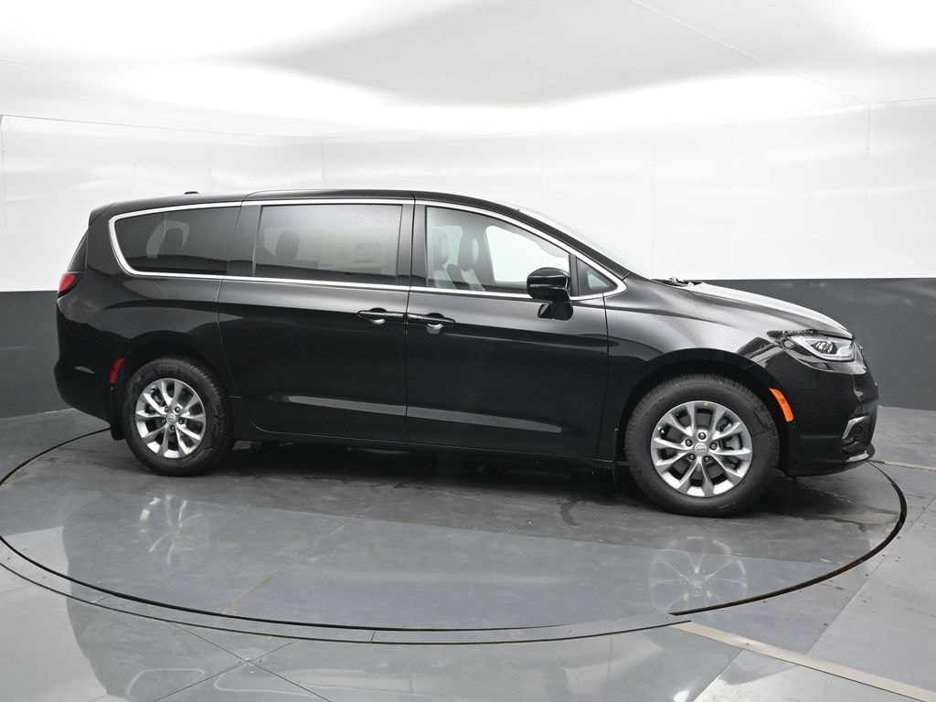 New 2026 Chrysler Pacifica Select Passenger Van