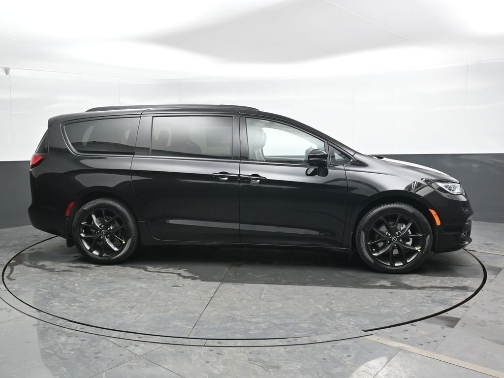New 2026 Chrysler Pacifica Select Passenger Van