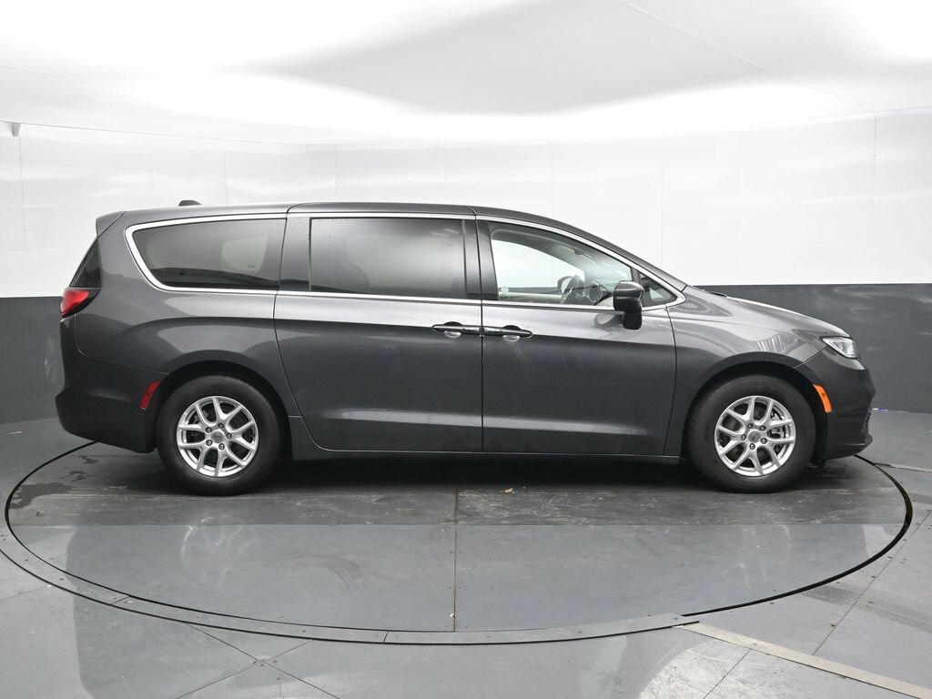 Used 2023 Chrysler Pacifica Touring L Minivan/Van