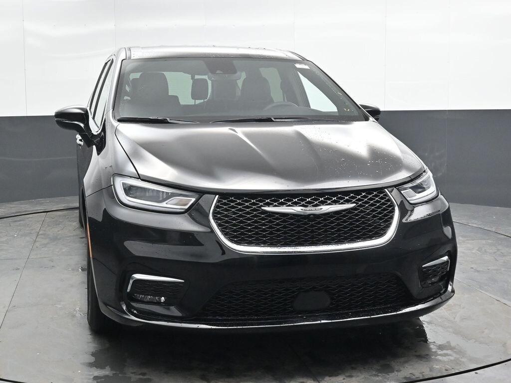 Used 2025 Chrysler Pacifica Select Minivan/Van