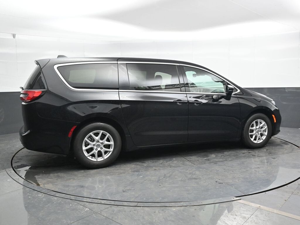 Used 2025 Chrysler Pacifica Select Minivan/Van