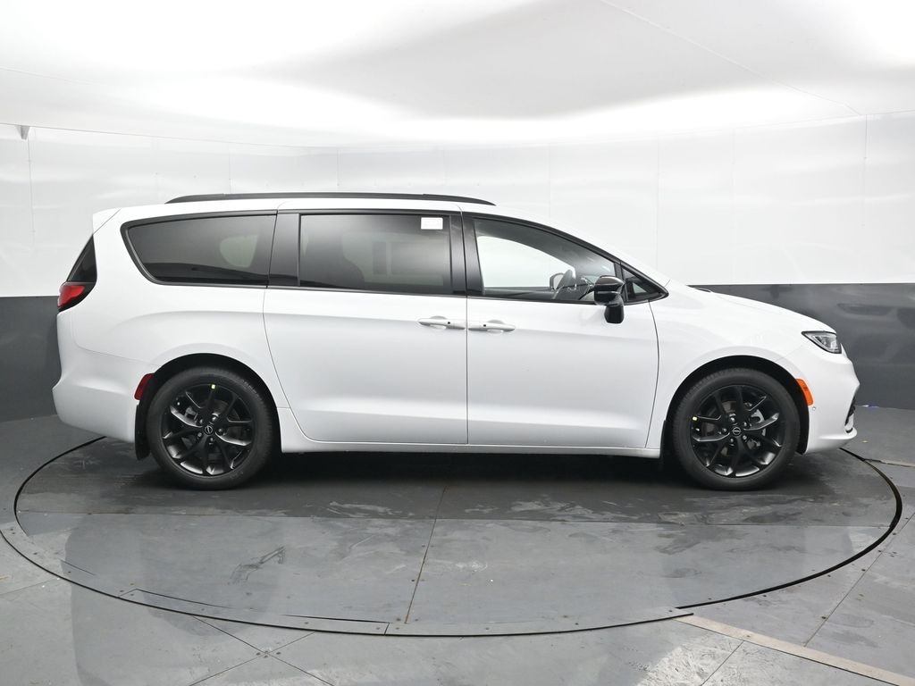 New 2026 Chrysler Pacifica Limited Passenger Van
