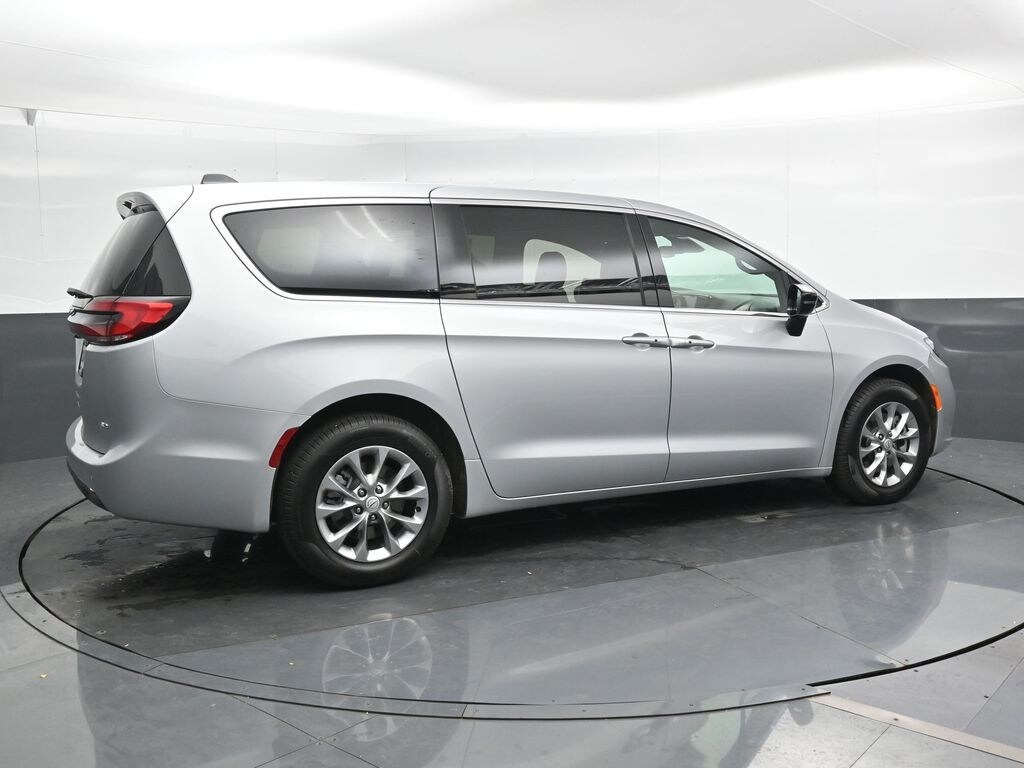 New 2026 Chrysler Pacifica Select Passenger Van