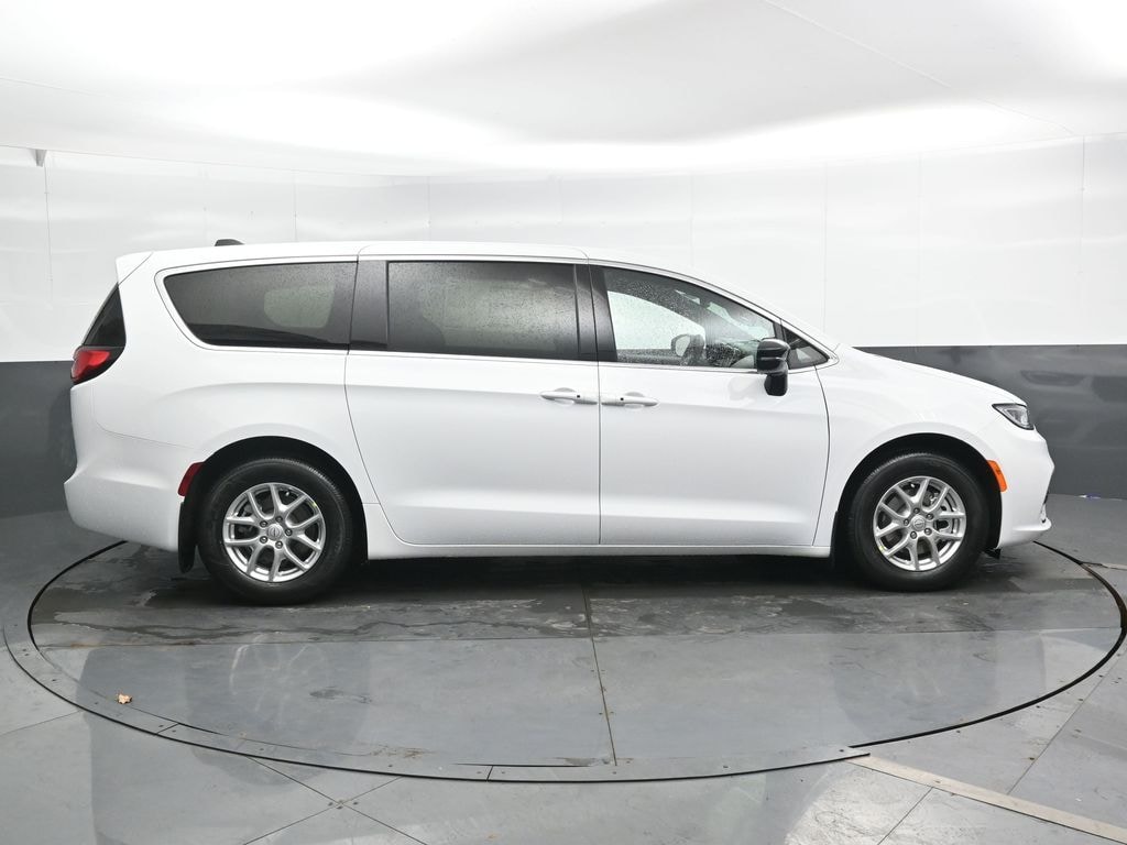 New 2026 Chrysler Pacifica Select Passenger Van