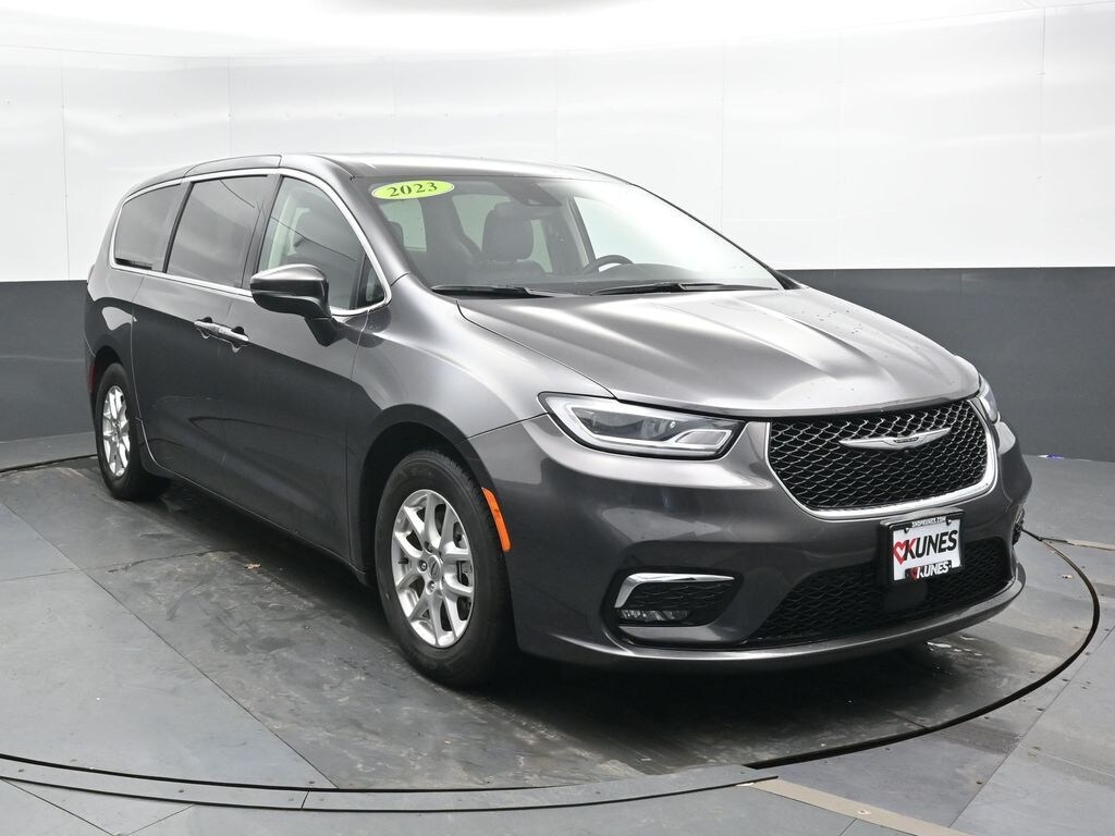 Used 2023 Chrysler Pacifica Touring L Minivan/Van