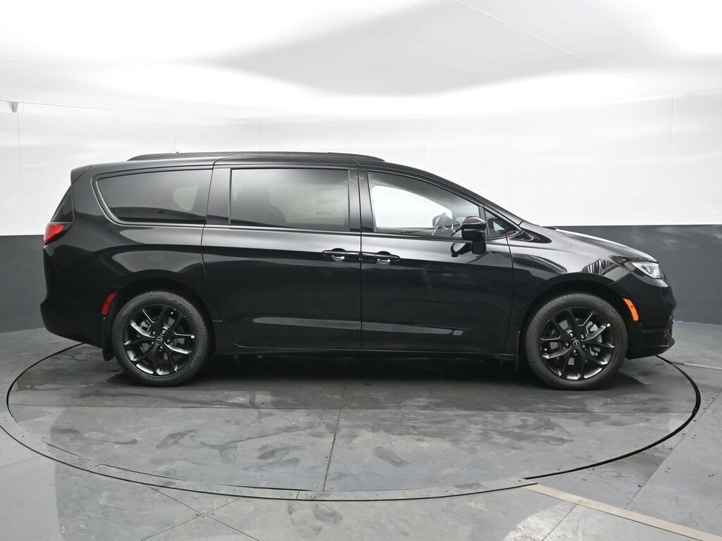 New 2026 Chrysler Pacifica Limited Passenger Van