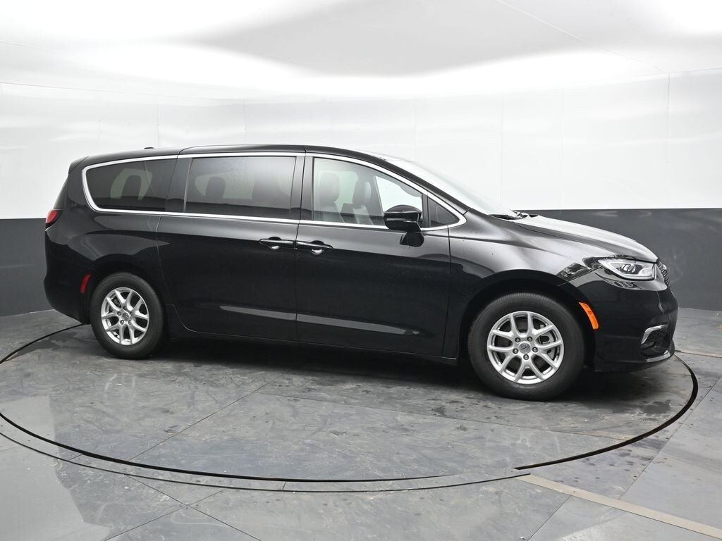Used 2025 Chrysler Pacifica Select Minivan/Van