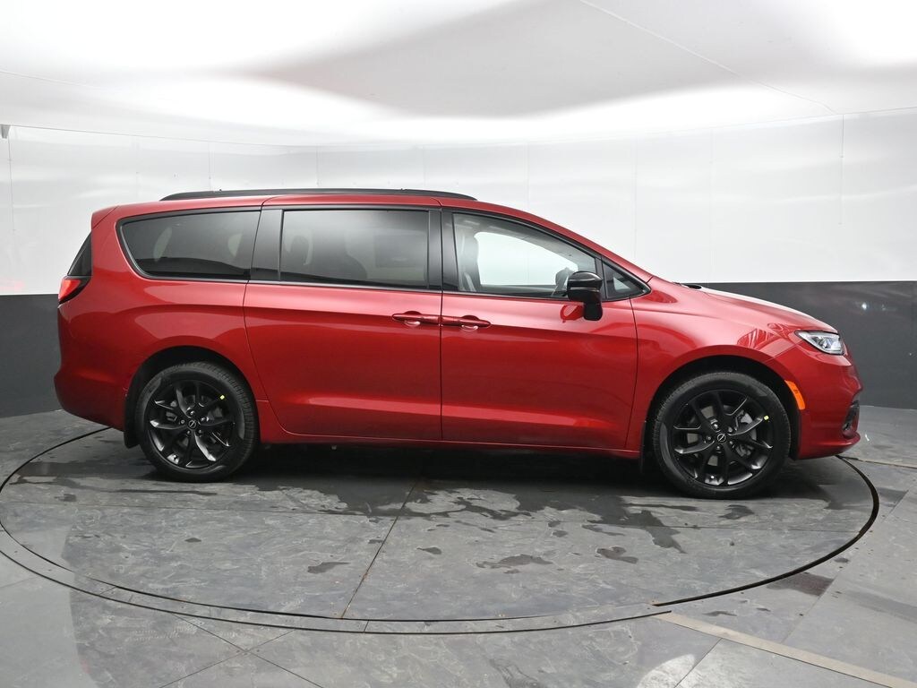 New 2026 Chrysler Pacifica Select Passenger Van
