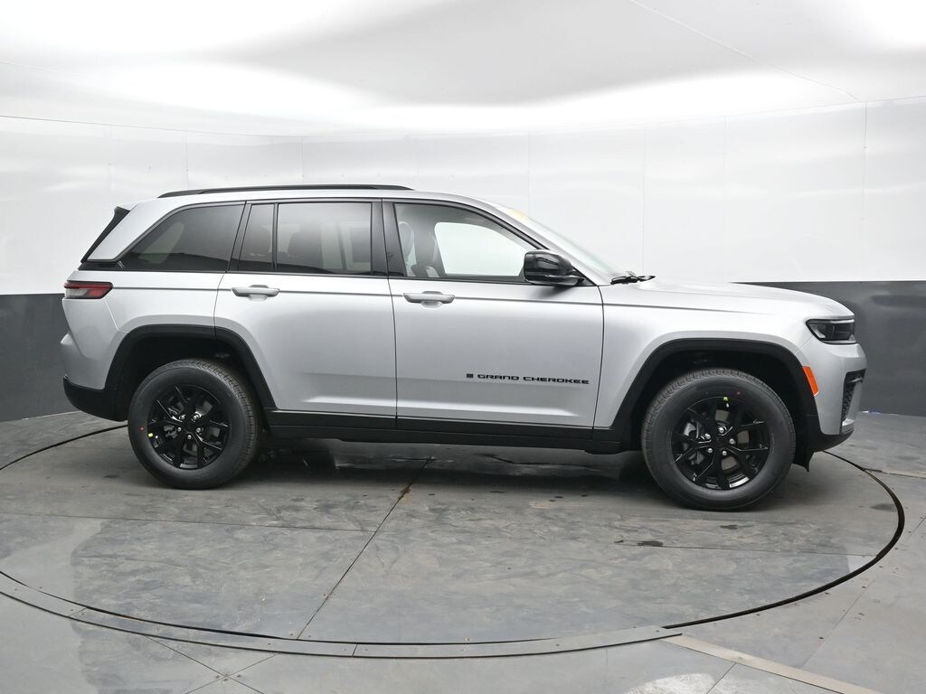 New 2026 Jeep Grand Cherokee Laredo Sport Utility