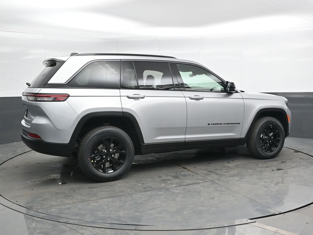 New 2026 Jeep Grand Cherokee Laredo Sport Utility