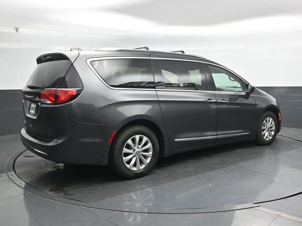 Used 2018 Chrysler Pacifica Touring L Minivan/Van