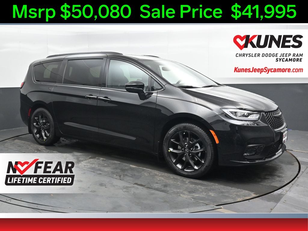 2026 Chrysler Pacifica Select's photo