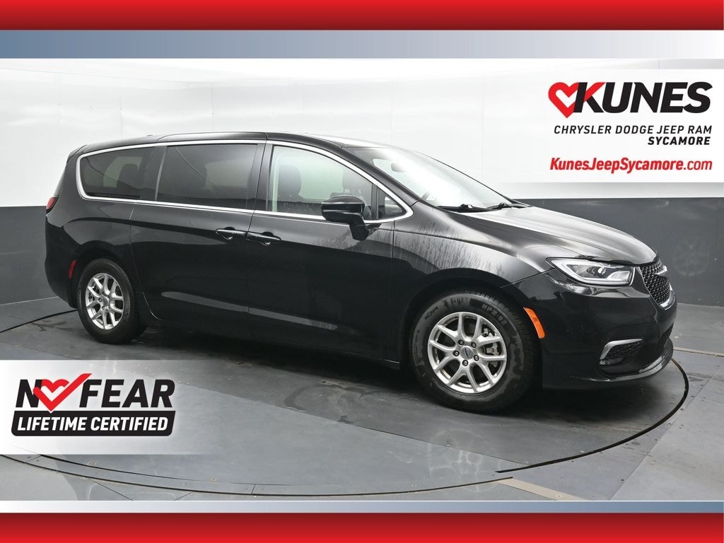 Used 2024 Chrysler Pacifica Touring L Minivan/Van