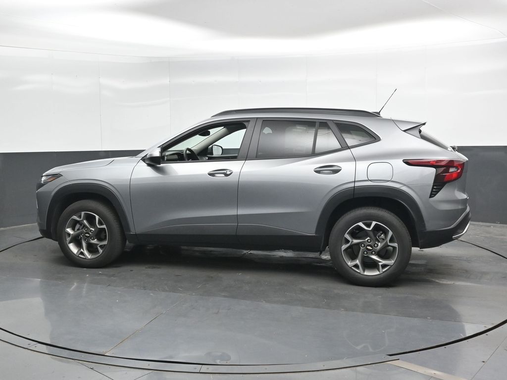 2025 Chevrolet Trax LT - Photo 8