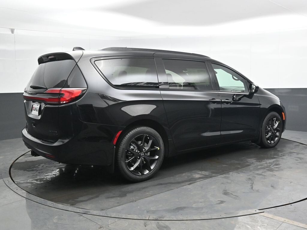 New 2026 Chrysler Pacifica Limited Passenger Van