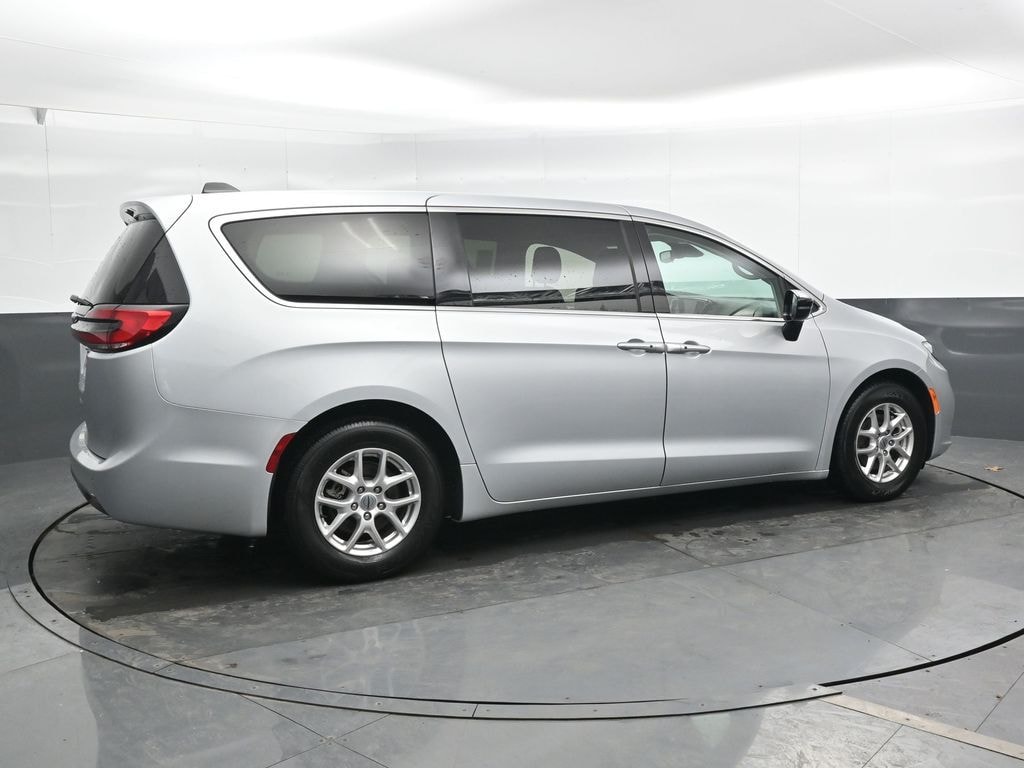 Used 2024 Chrysler Pacifica Touring L Minivan/Van