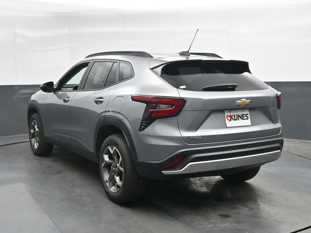 2025 Chevrolet Trax LT - Photo 9