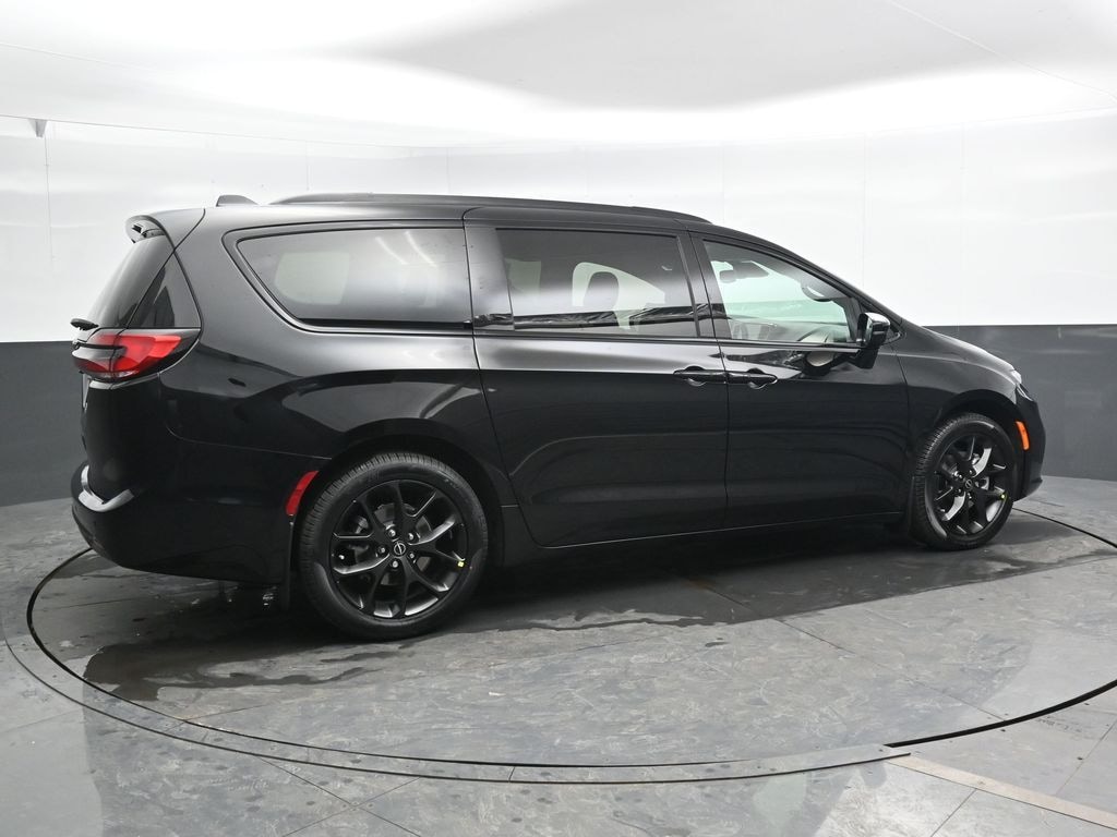 New 2026 Chrysler Pacifica Select Passenger Van