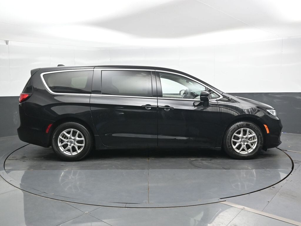 Used 2024 Chrysler Pacifica Touring L Minivan/Van