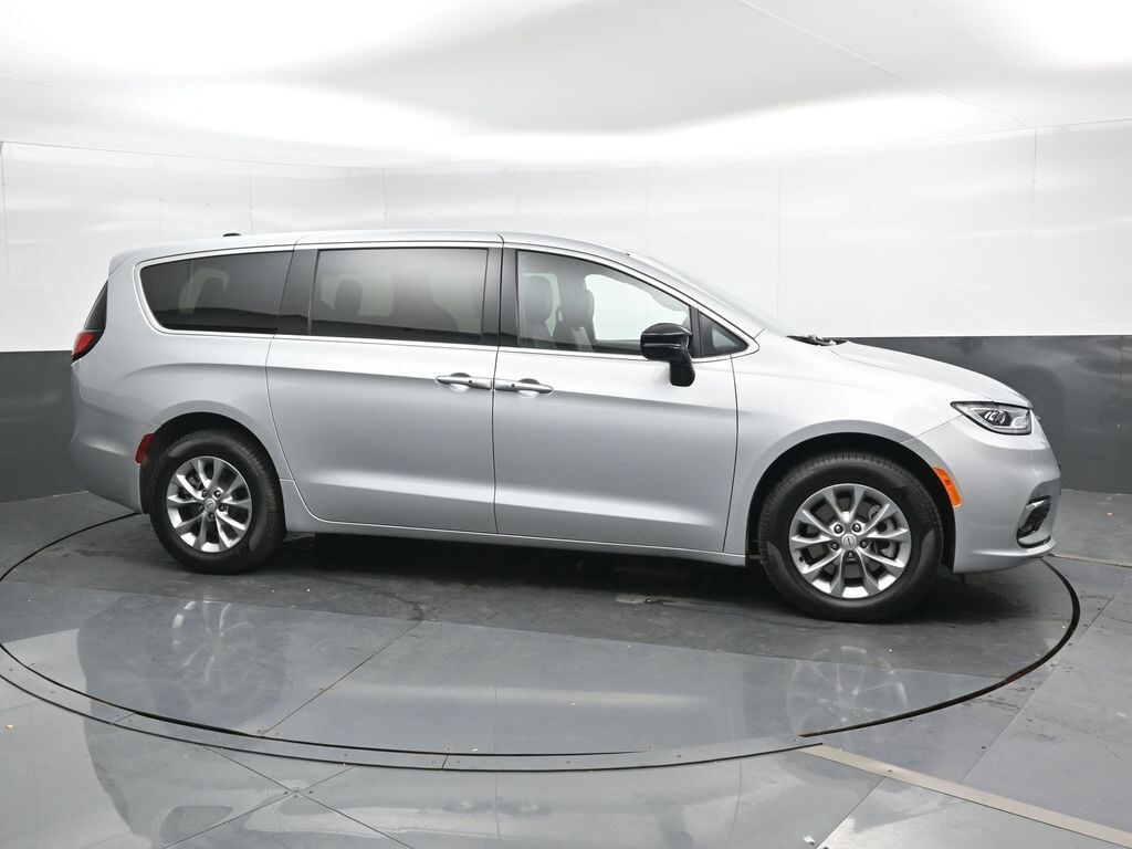 New 2026 Chrysler Pacifica Select Passenger Van