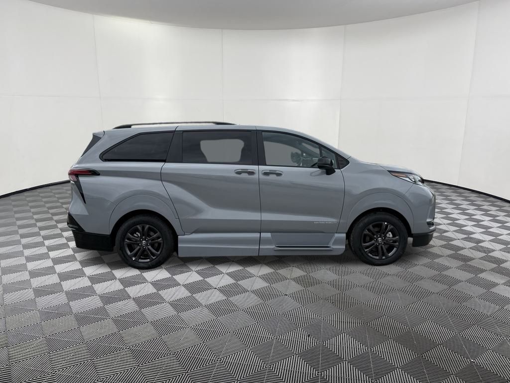 2025 Toyota Sienna XSE photo 2