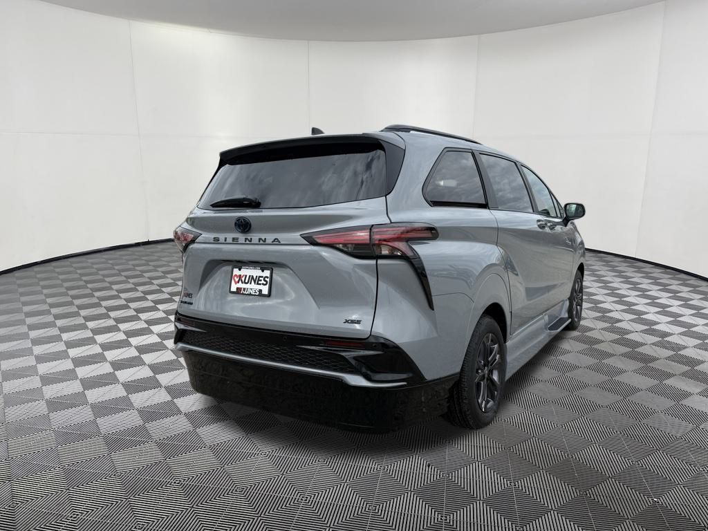 2025 Toyota Sienna XSE photo 3