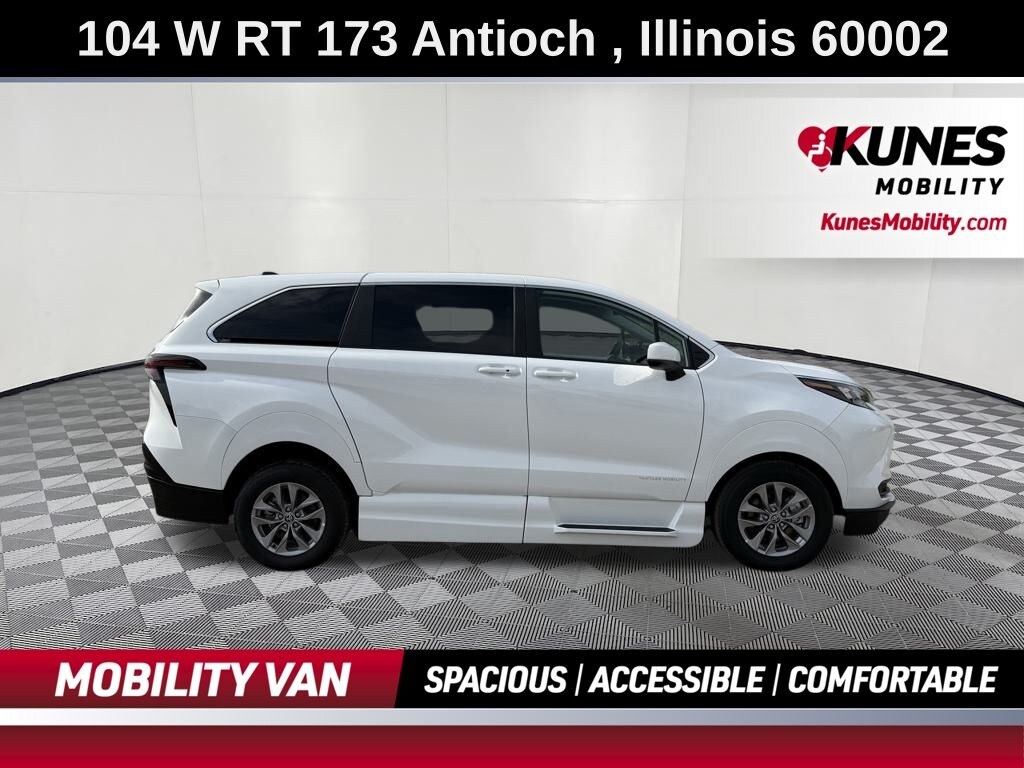 Used 2025 Toyota Sienna LE 8 Passenger Van Passenger Van