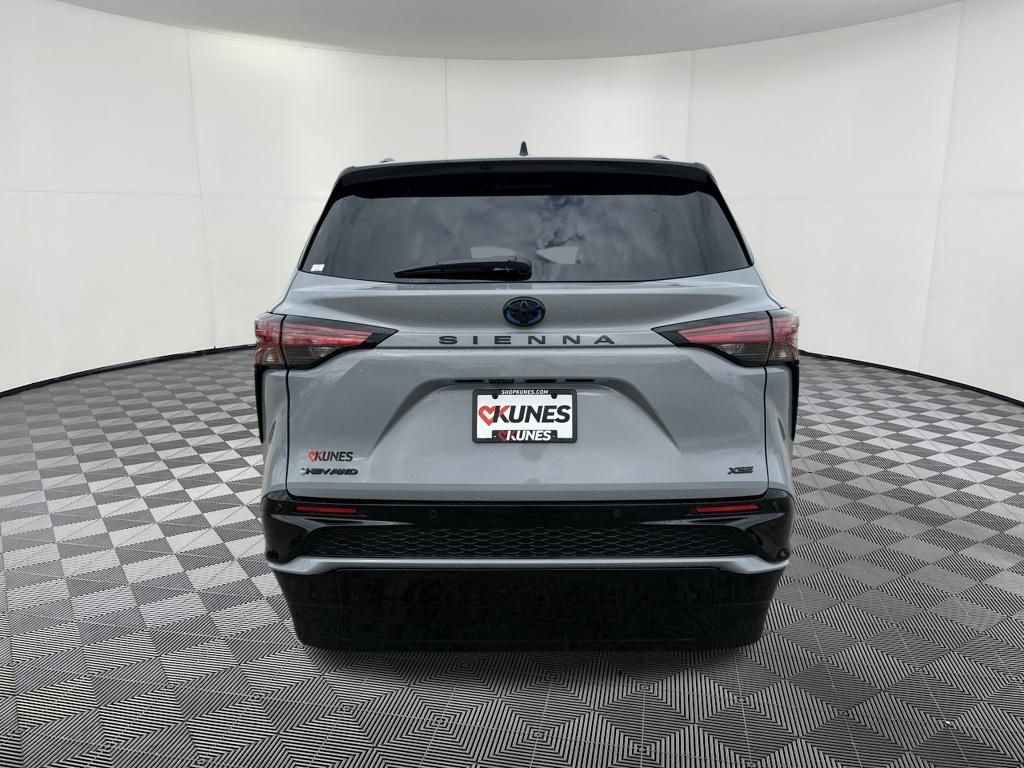 2025 Toyota Sienna XSE photo 4