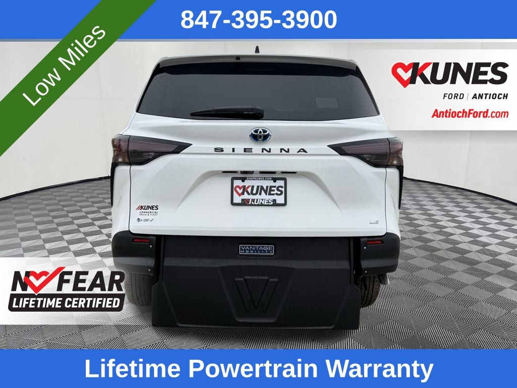 2025 Toyota Sienna LE photo 3
