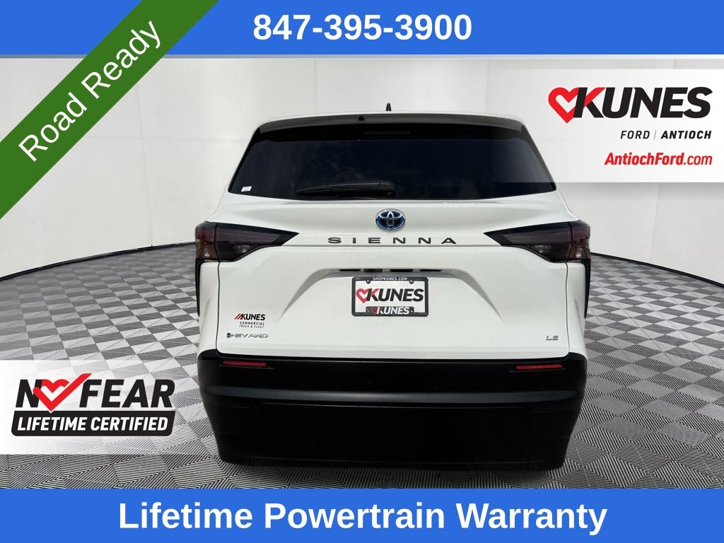 2025 Toyota Sienna LE photo 2