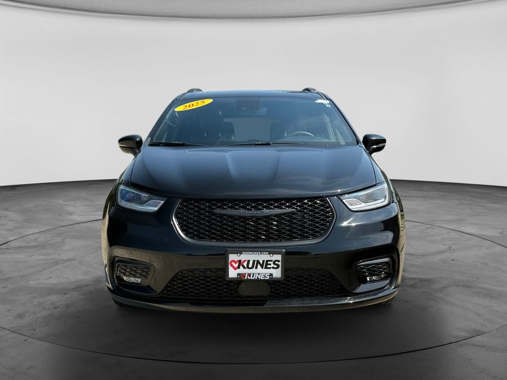 Certified 2025 Chrysler Pacifica Limited Minivan/Van