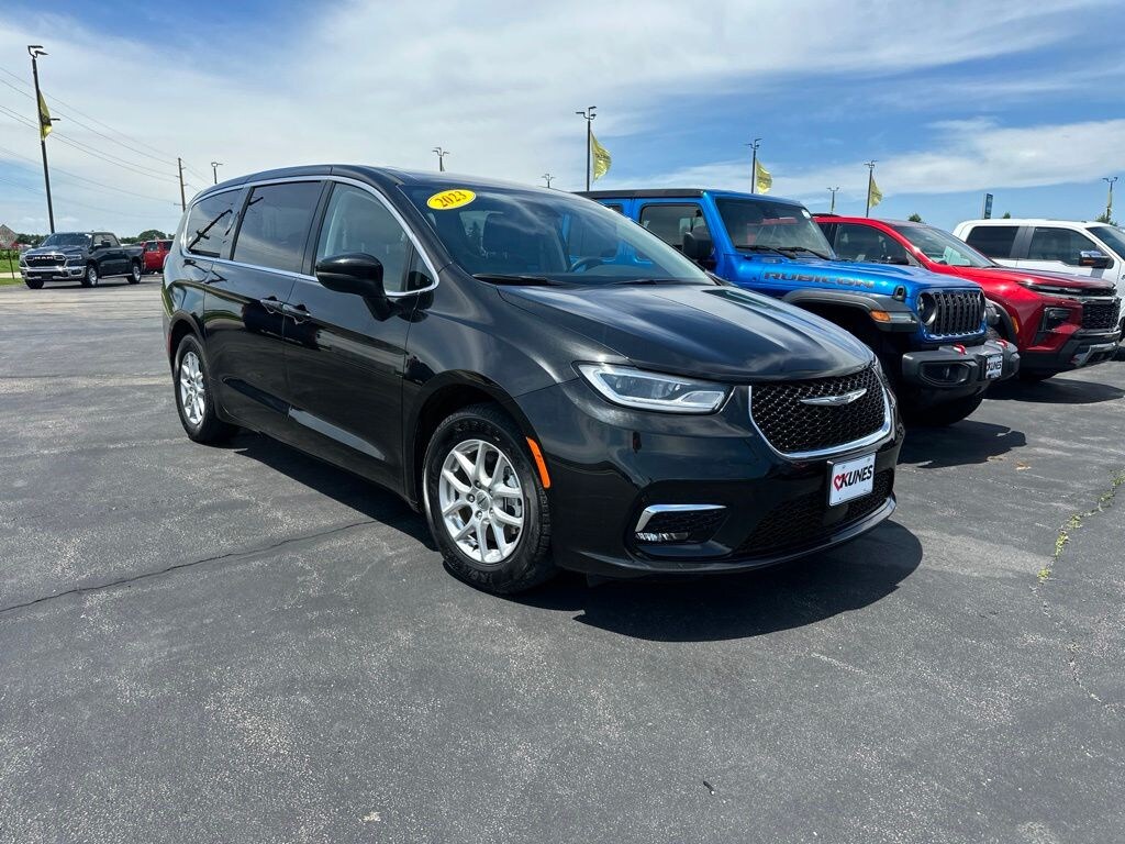 Certified 2023 Chrysler Pacifica Touring L Minivan/Van