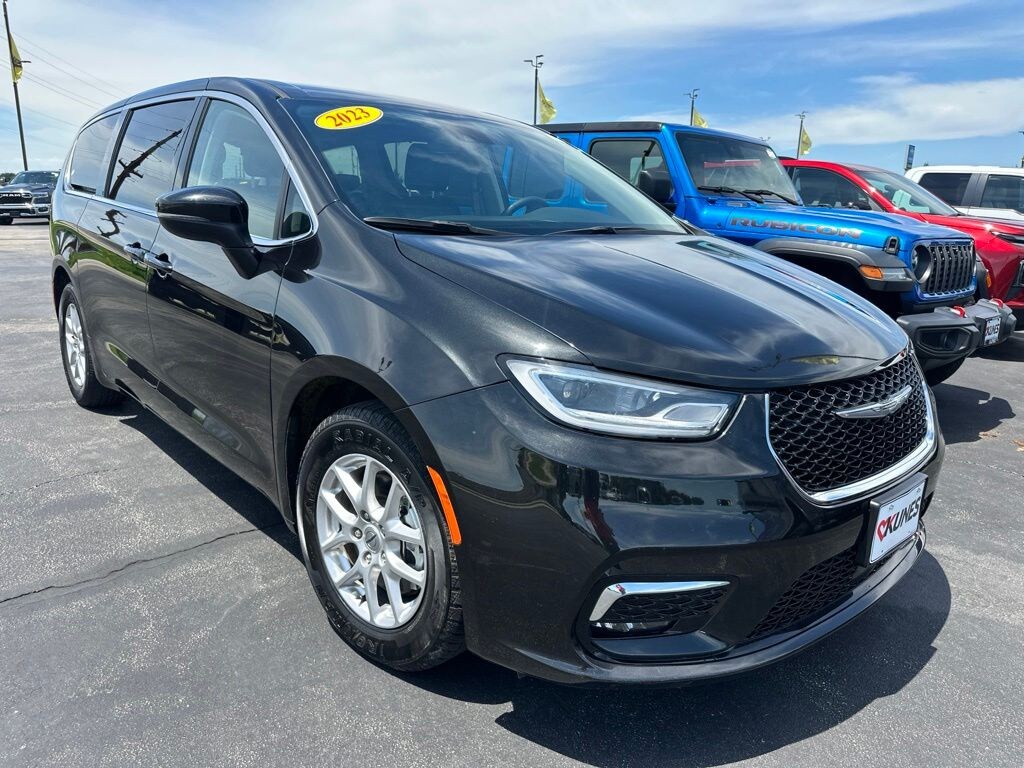 Certified 2023 Chrysler Pacifica Touring L Minivan/Van