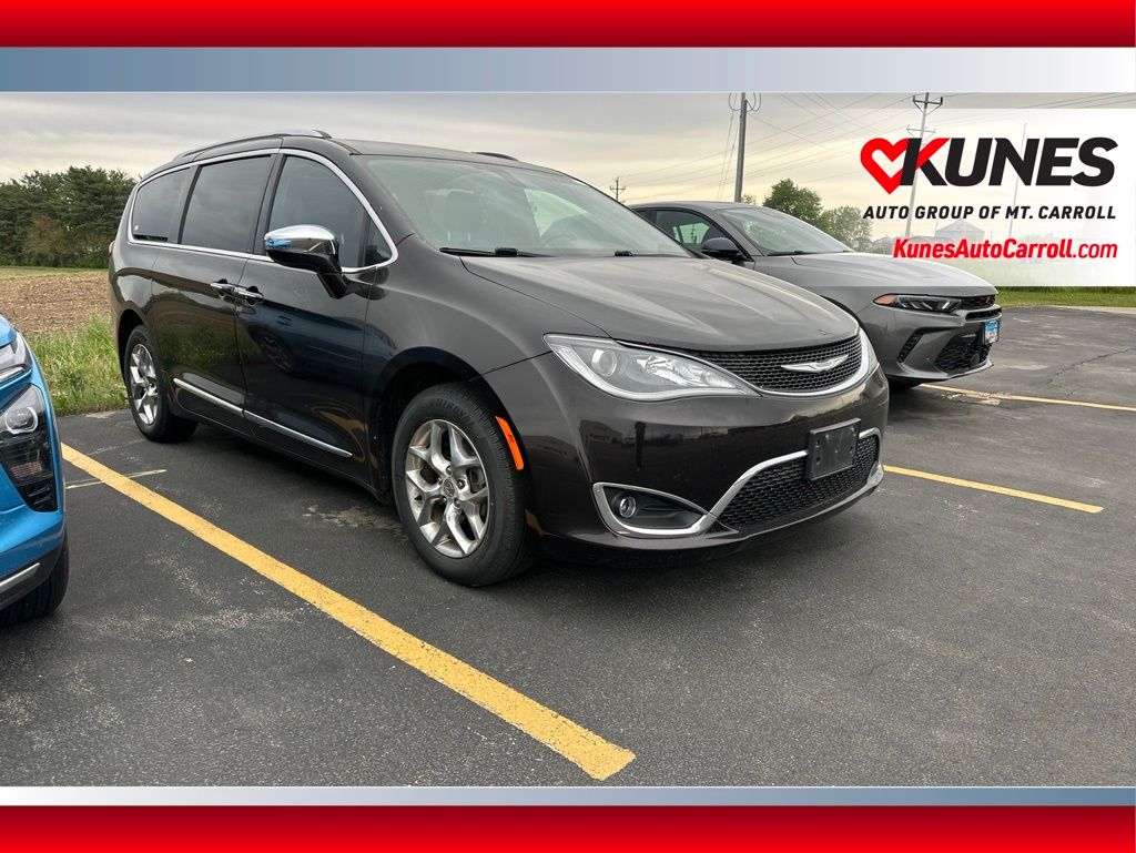 2017 Chrysler Pacifica Limited's photo
