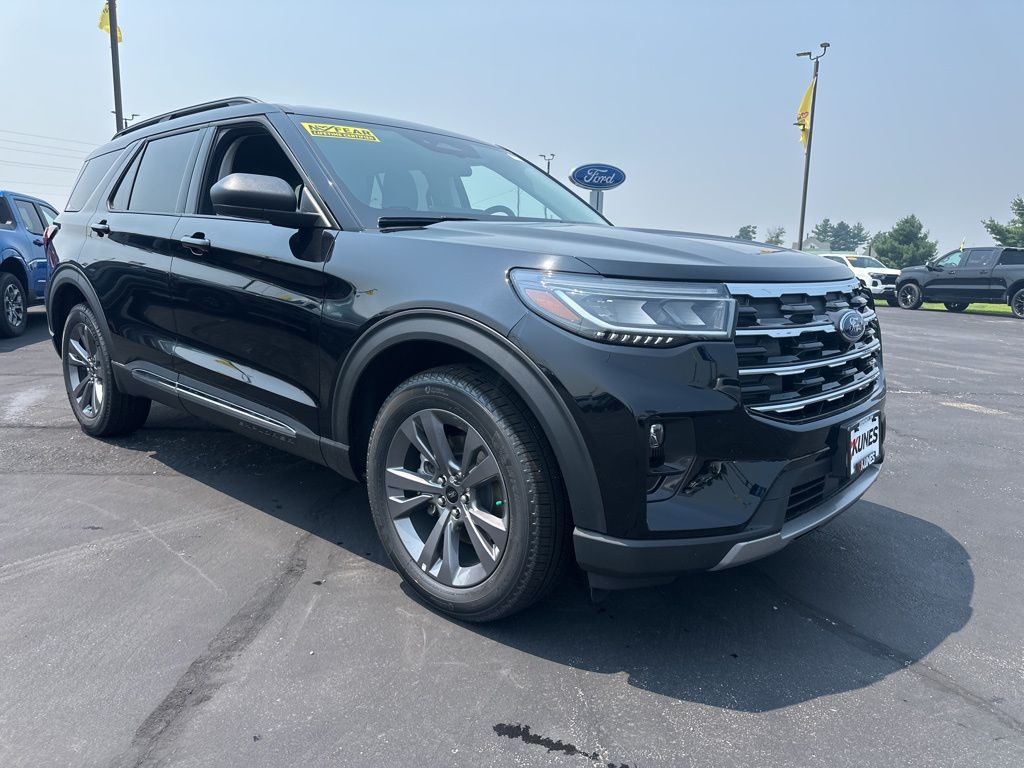 2025 Ford Explorer photo 2