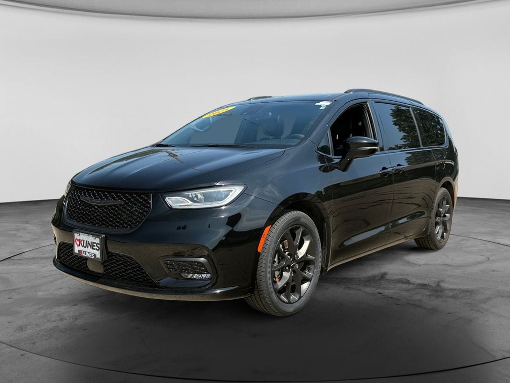 Certified 2025 Chrysler Pacifica Limited Minivan/Van