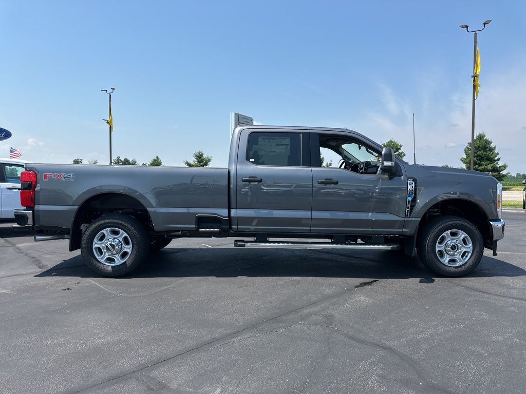 2025 Ford F-350 photo 3