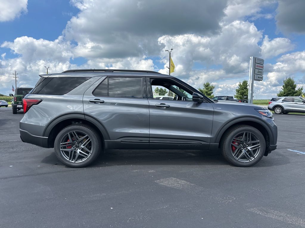 2025 Ford Explorer ST-Line photo 2