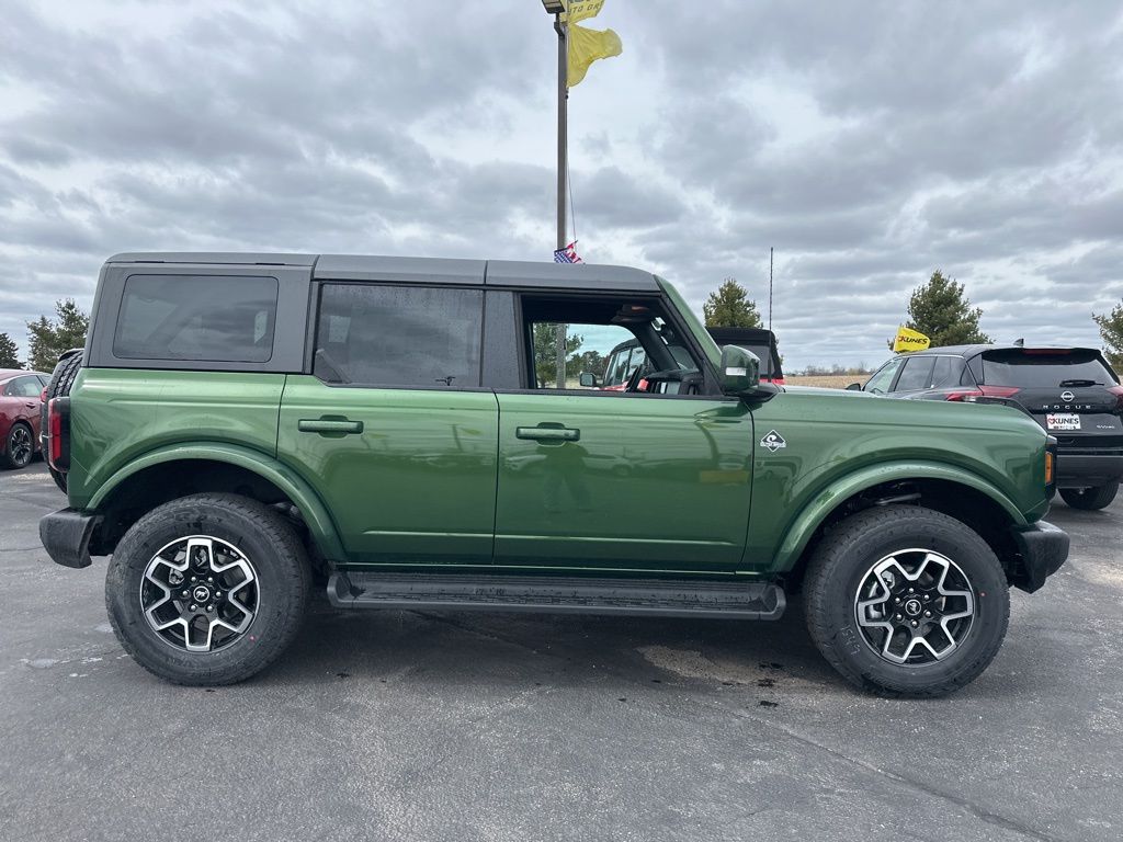 2025 Ford Bronco Outer Banks photo 3