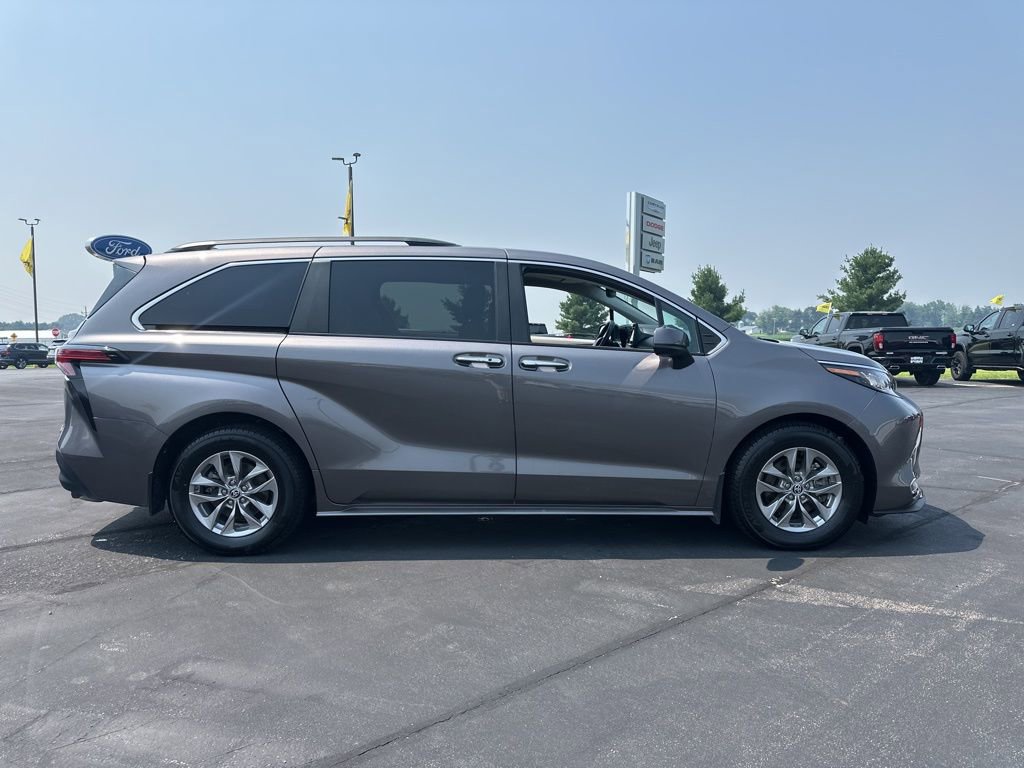 2022 Toyota Sienna XLE photo 2