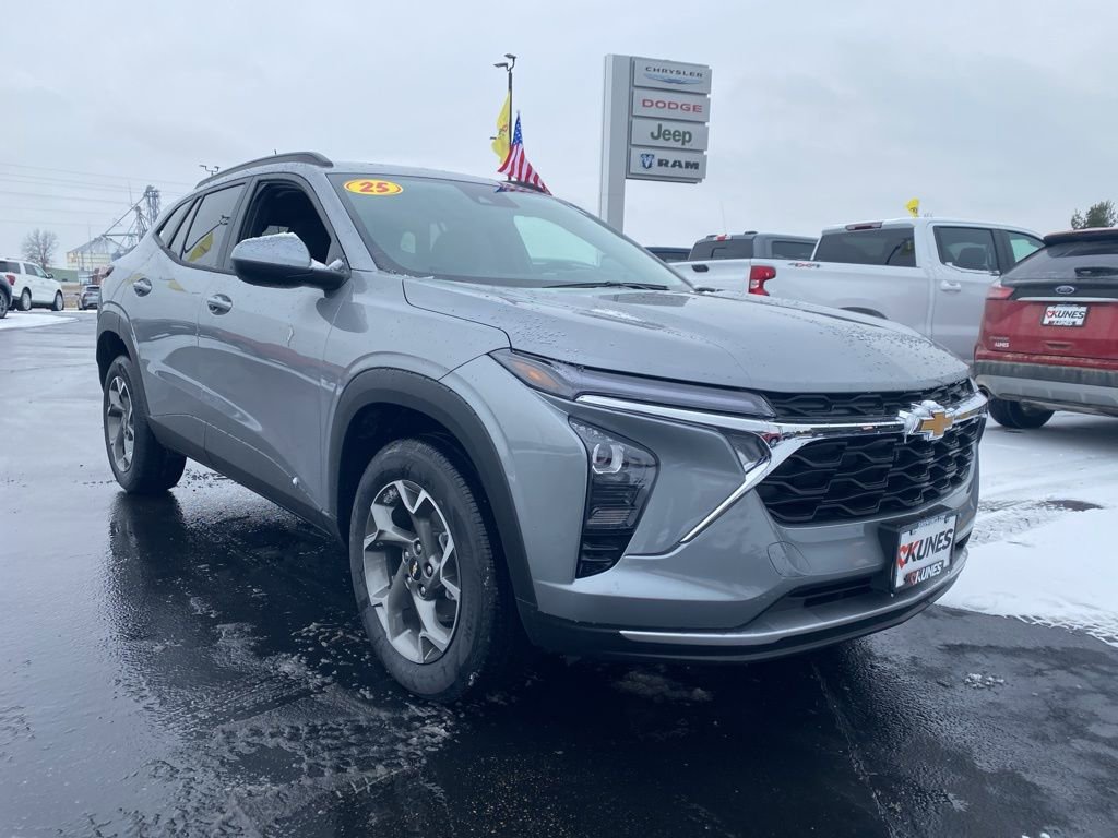 2025 Chevrolet Trax LT photo 2