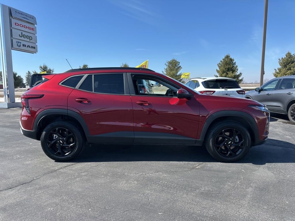 Used 2025 Chevrolet Trax LT SUV