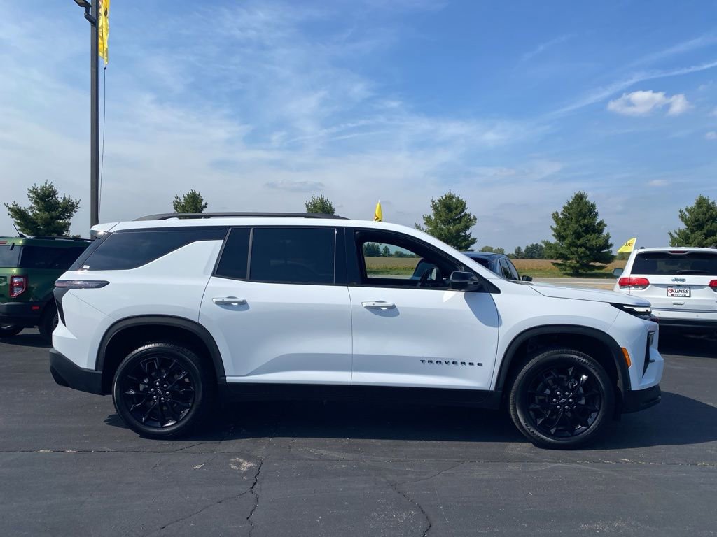 2025 Chevrolet Traverse 2LT photo 3