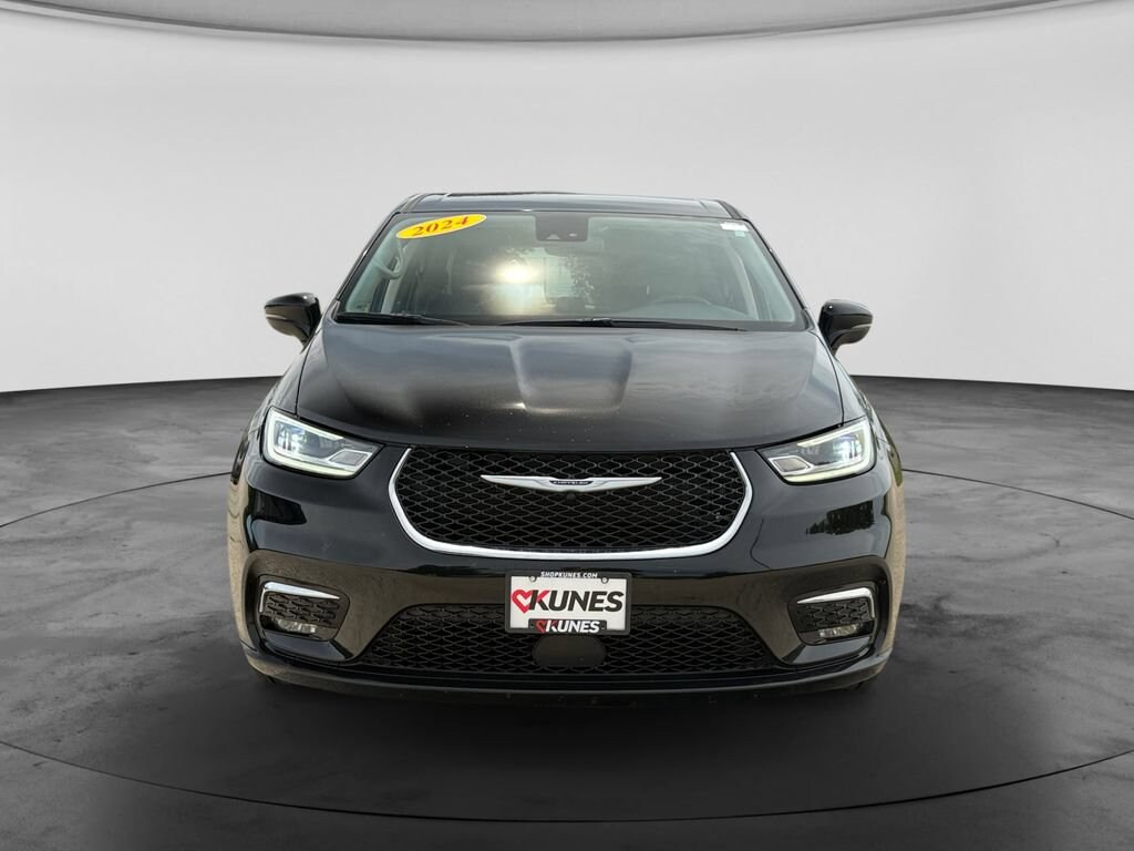 Used 2024 Chrysler Pacifica Touring L