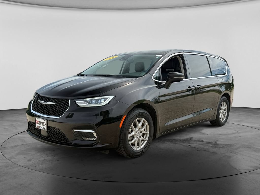 Used 2024 Chrysler Pacifica Touring L