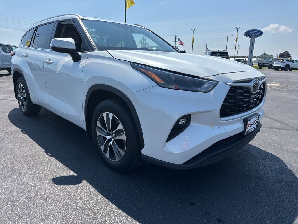 2022 Toyota Highlander XLE photo 2