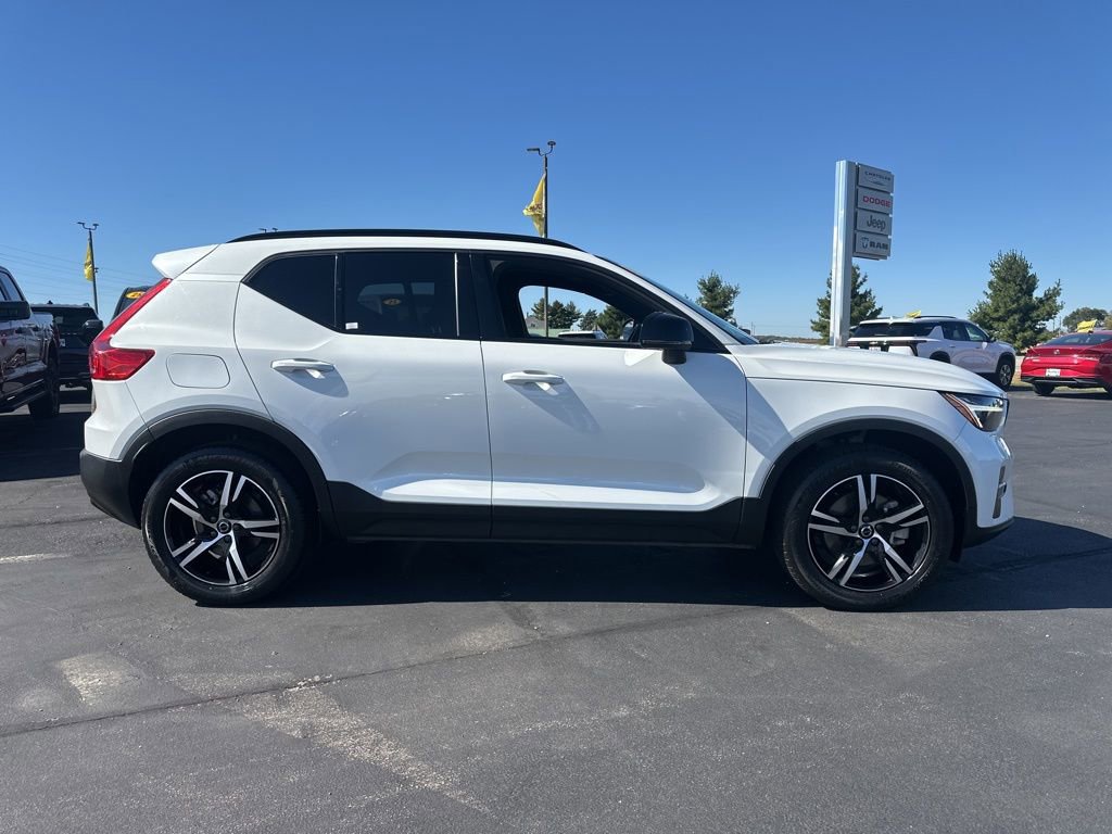 2024 Volvo XC40 Core photo 3