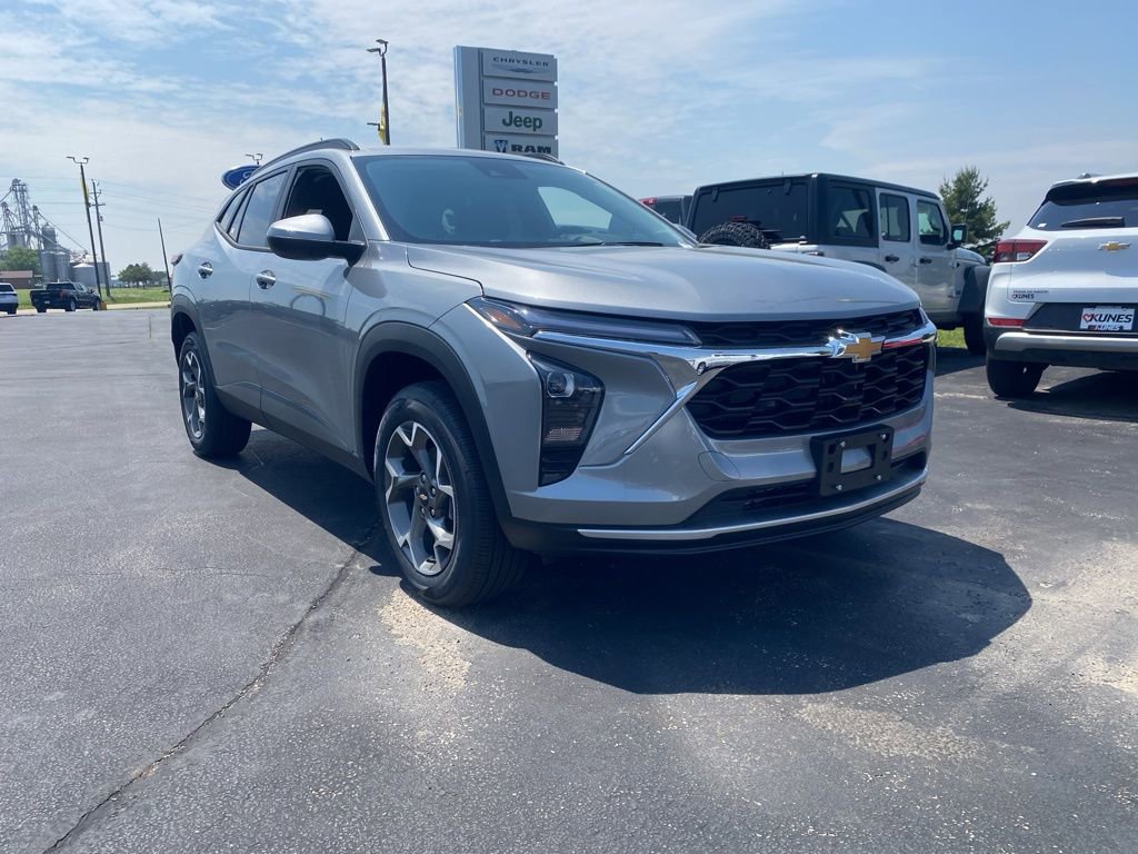 2025 Chevrolet Trax LT photo 2